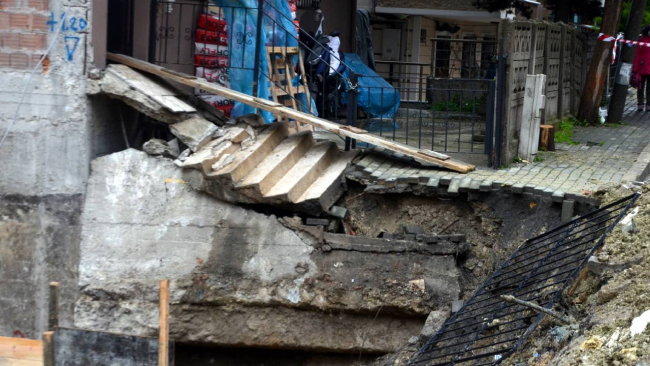 Avcılar'da bir binanın merdivenleri çöktü